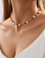 Collar multicolor con flores
