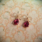 Pendientes largos de metal dorado con lazo con piedra color Rubi - Imagen 3